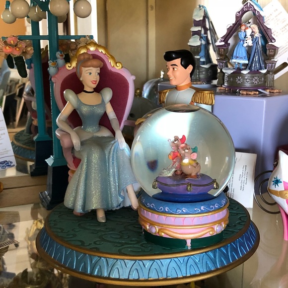 ❌❌SOLD ❌❌CINDERELLA👑Snowglobe - Picture 2 of 2